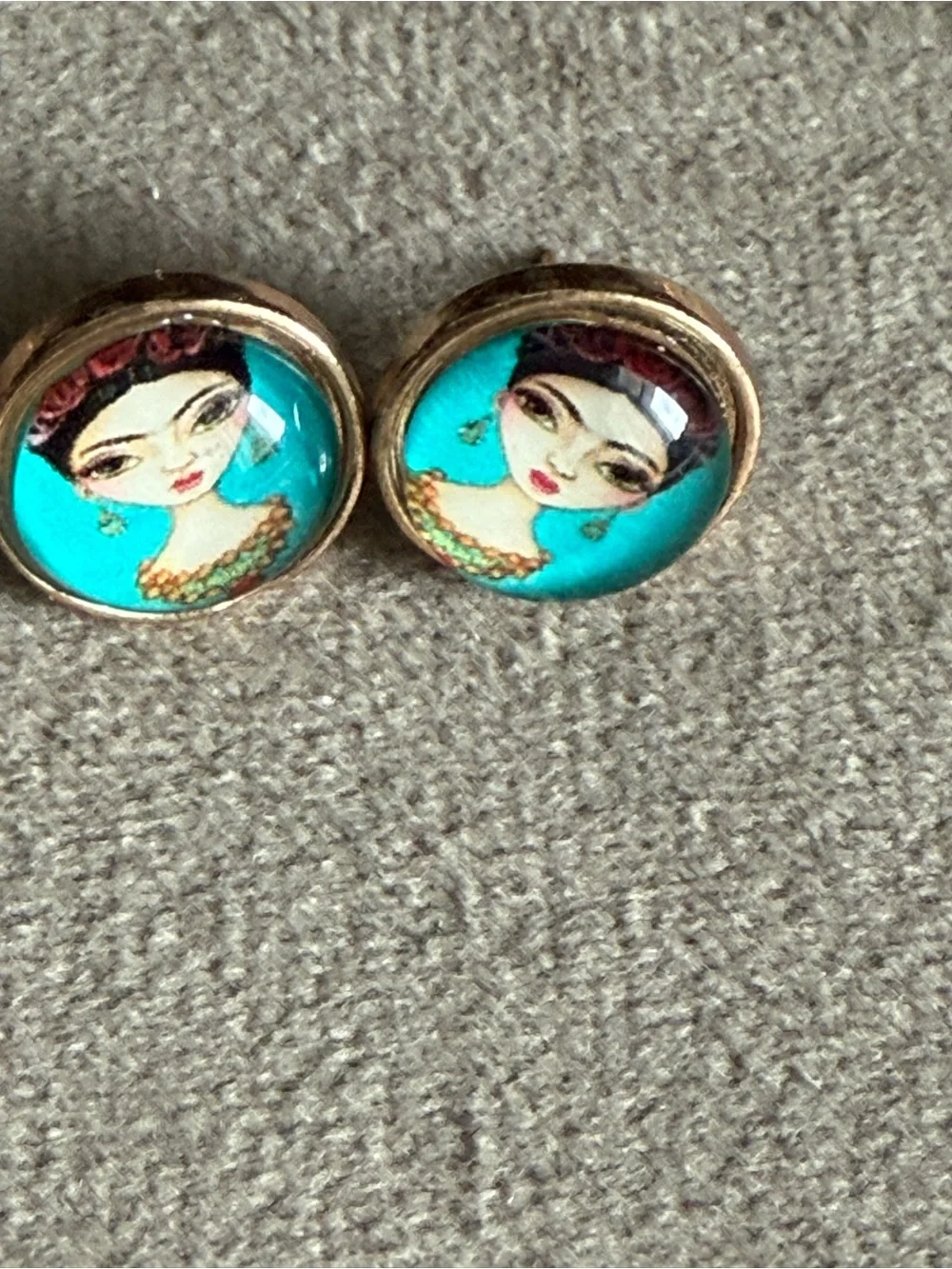Fashion Portrait Turquoise Pendant Necklace and Stud Earrings Set